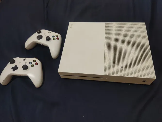 Xbox ONE S, com controle de Xbox series