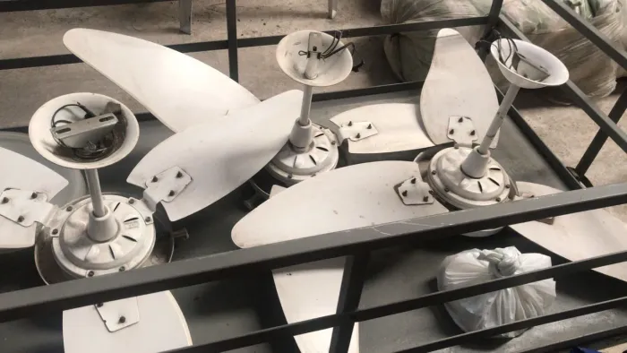 3 Ventiladores de teto com luminária