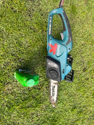 Motoserra elétrica Makita seminova