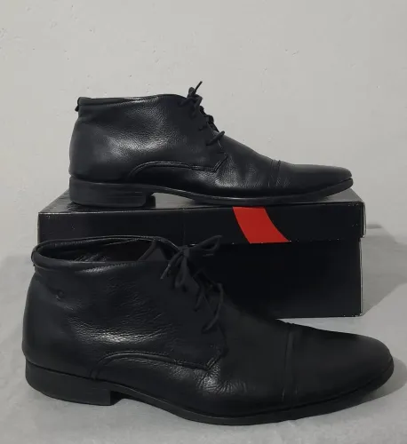 Sapato social Bota Preta N° 43, bonita, original, couro, confortável, macio de andar. 