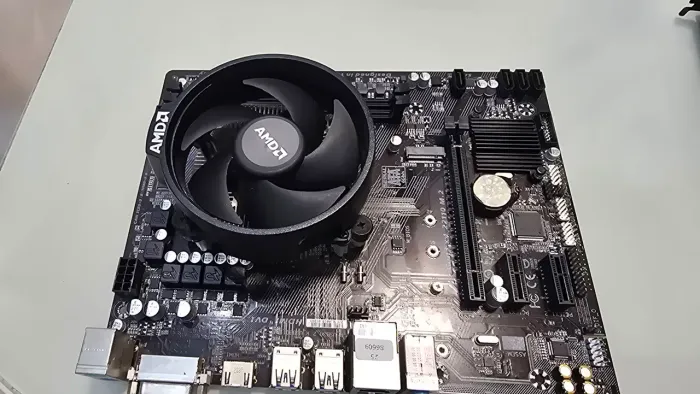 Placa-mãe e Processador (A320M-H e Ryzen 5 3600)