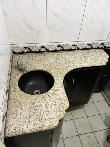 VENDO BALCÃO DE GRANITO COM CUBA, TORNEIRA E ARMÁRIO 