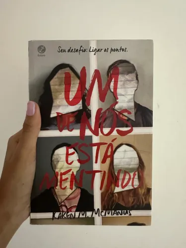 * Livro Um de Nós Está Mentindo - Excelente Estado ?