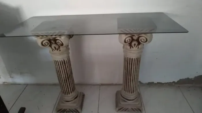 Aparador de vidro com pés em Coluna Grega