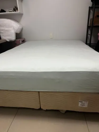Cama de casal em ótimo estado