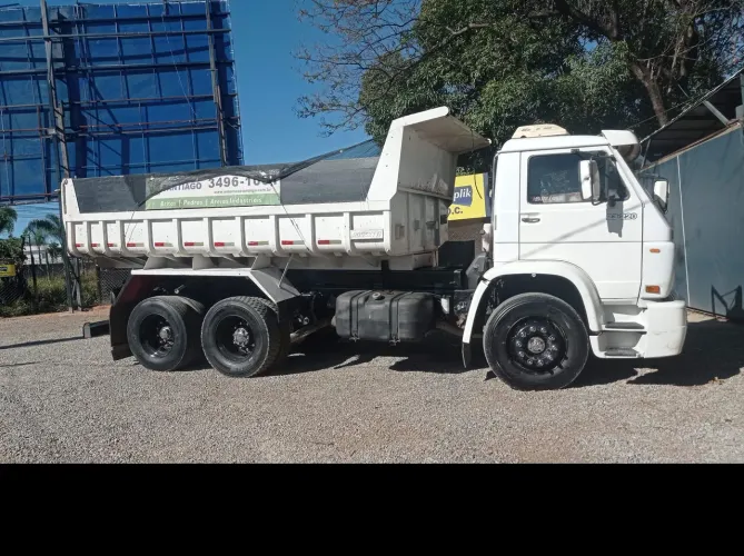 Vende se ou troca por caminhão 3/4 bau ,Vw23 220 caçamba ano 2005