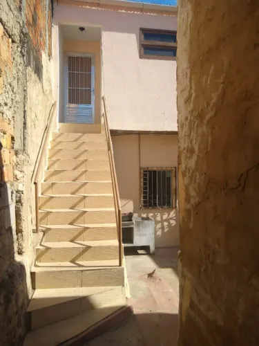 Alugo - Casa - 2 quartos - Santo Antônio