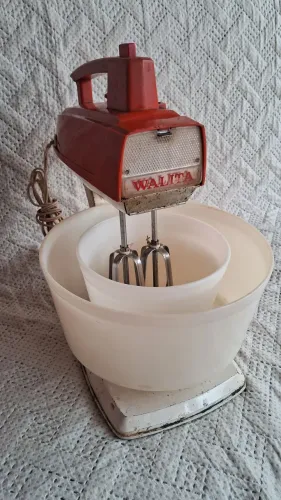 Batedeira walita antiga funcionando