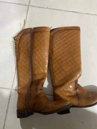 Bota Feminina Cano Alto em Couro Marrom - Excelente Estado