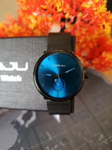 Relógio Unissex CRRJU Pulseira Preta com Fundo Azul.