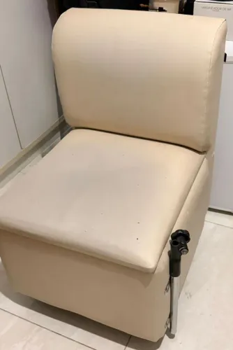 Desapego: Cadeira de manicure bege praticamente nova