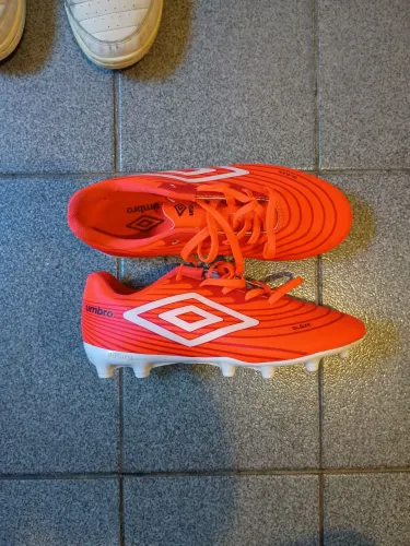 Chuteira modelo Umbro Glaze, tamanho 40