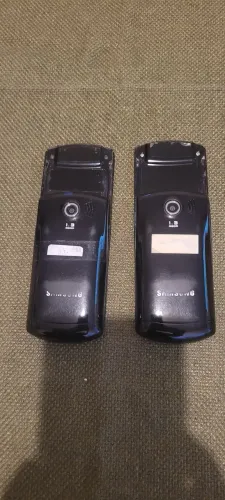 2 celulares antigos com flip 1 funciona normalmente