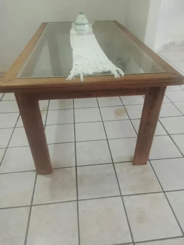 Mesa de jantar de madeira e vidro