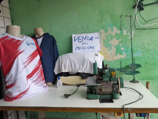 Vendo esta Máquina de costura overlock