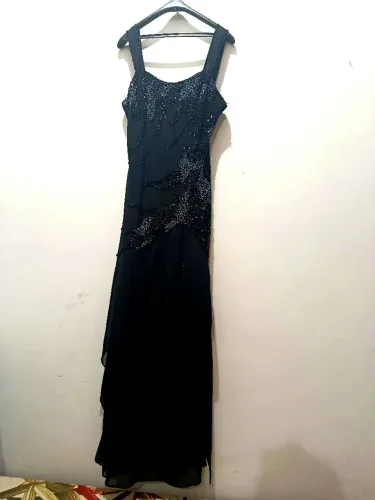 2 Vestidos Longos: 1° de Festa Preto com Pedraria - 2° Manga Borboleta Chiffon