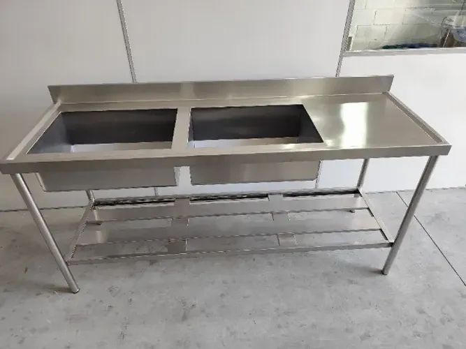 Estação de lavagem pesada em aço inox, dois bojos, formato 2,20×0,60×0,90 m