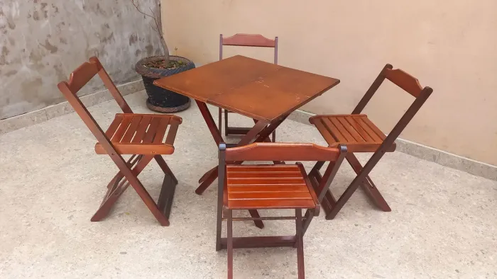 Entrego: Conjunto Mesa com 4 cadeiras em madeira maciça envernizada