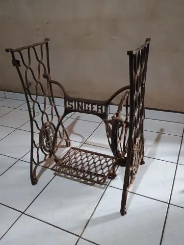 Suporte antigo de máquina de costura.