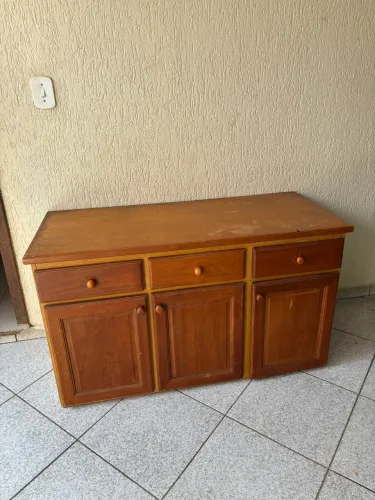 Armário de madeira Medindo 1,20 cm de largura por 68 cm de altura e 52 cm de profundidade