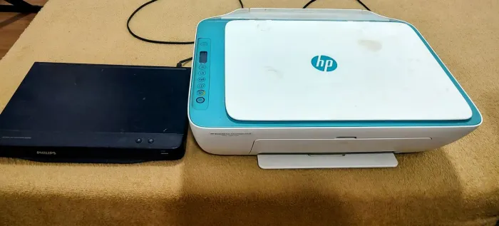 Empressora HP e um aparelho de DVD 