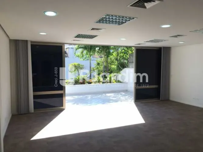 Prédio / Comercial / Humaitá
