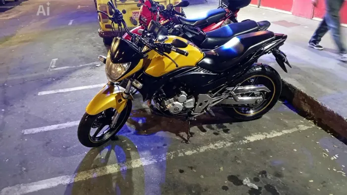 Cb 300 mecânica em dia pintura nova