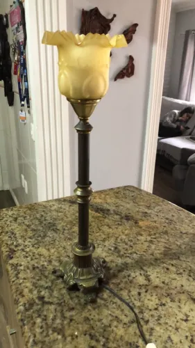 Abajur antigo em bronze e cúpula tulipa em vidro