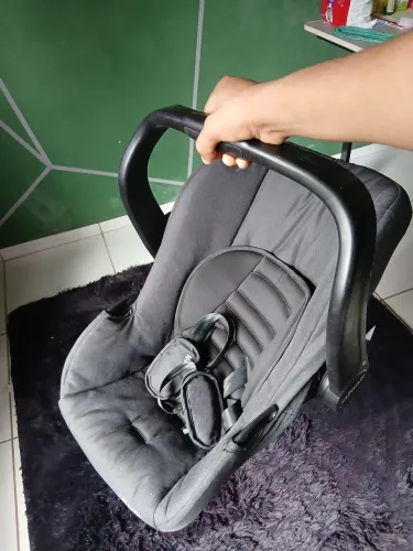 Carrinho de bebê e bebê conforto
