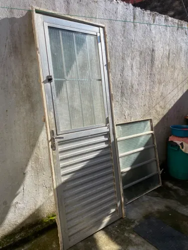 Vende-se porta e vasculhante