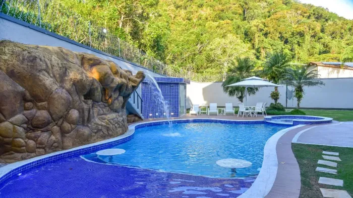 Casa À VENDA no Condomínio Pernambuco 2 em Guarujá