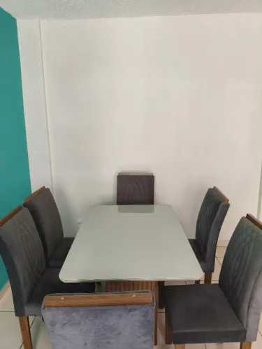 Vende se uma mesa com seis cadeiras