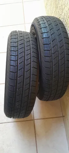 Par de pneus novos Aro 13