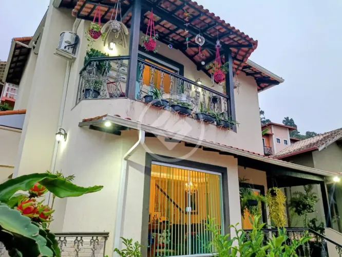 CASA DE 4 QUARTOS, COM 210m2 À VENDA POR 720.000,00 EM VARGEM GRANDE, TERESÓPOLIS codigo: