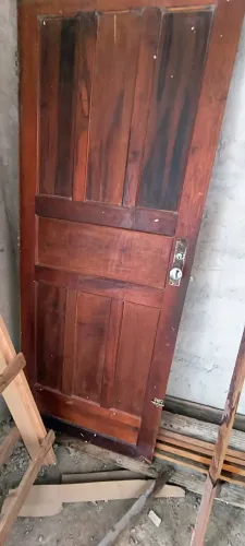 Porta e portal de madeira maciça 