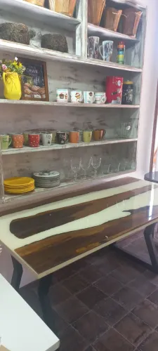 Mesa em resina artesanal
