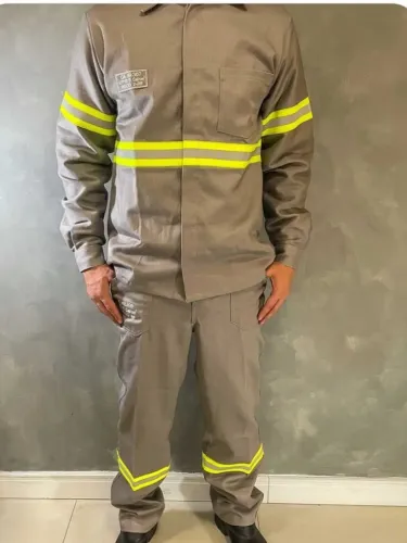 Uniformes profissionais em geral. 