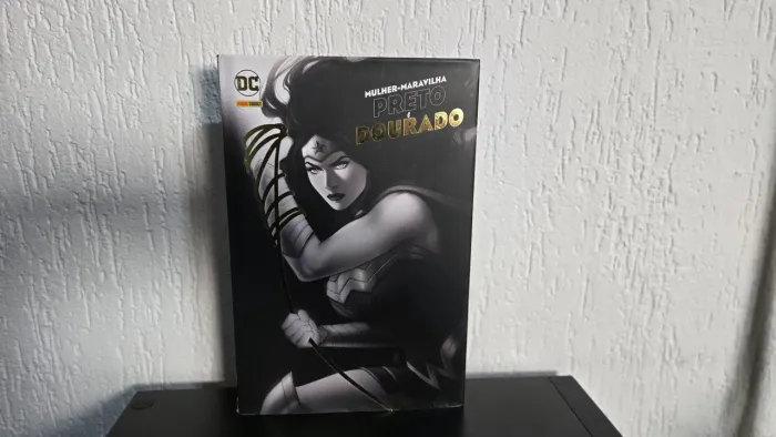 MULHER MARAVILHA - Preto e Dourado