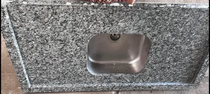 Pia de granito 1,20m x 60cm com cuba em inox já instalada - praticamente nova.