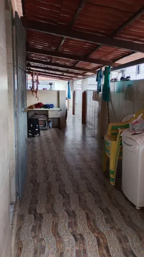 A casa fica na rua da associação dos moradores do alto José Bonifácio