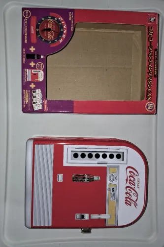 Miniatura de uma máquina de venda automática vintage da Coca-Cola