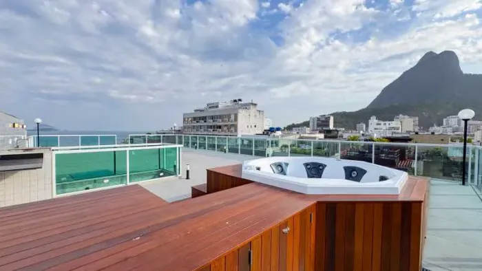 Cobertura Triplex de Alto Padrão com Vista Panorâmica no Leblon