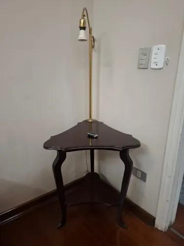 Mesa de canto com Abajur