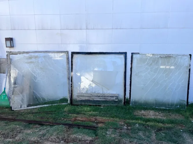 3 VIDROS TEMPERADOS LISOS 1,30 X 1,30m - SEM FUROS