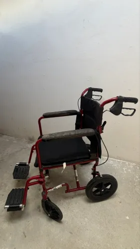 Vendo duas cadeiras de Rodas Transparente Passeio.