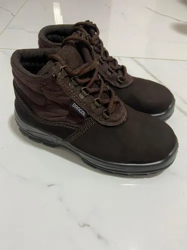 Bota marron n36 pra vender logo 90,00