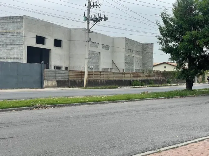 Galpão Para Locação em Avenida Proxima a Via Dutra- 270 Metros