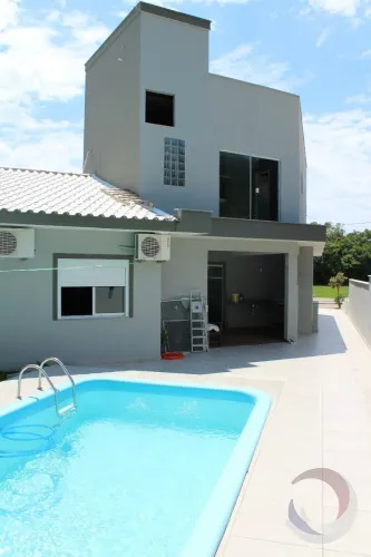 Casa Residencial de 5 dorms no bairro Ribeirao Da Ilha