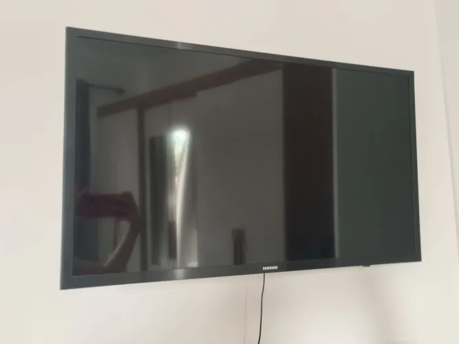 Smart TV Samsung 32" LED HD + Suporte Articulado Completo (Com parafusos)