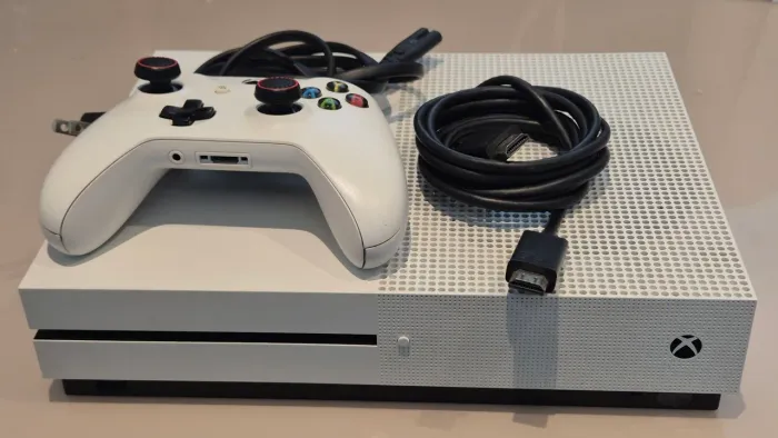 Xbox One S 1TB + Controle com Bateria Recarregável